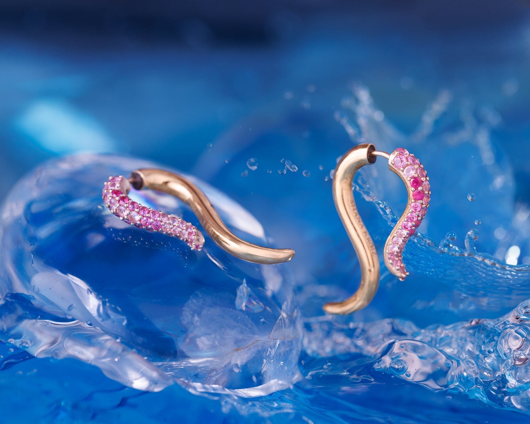 Elegant gold bracelet with fluid shape and bright pave set diamonds